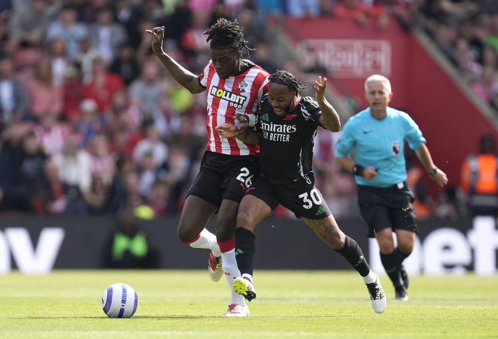 曼联前锋齐尔克泽面临转会，俱乐部对其持开放态度，但仍在培养塞斯科，寻求锋线补充，转会市场激烈争夺中。